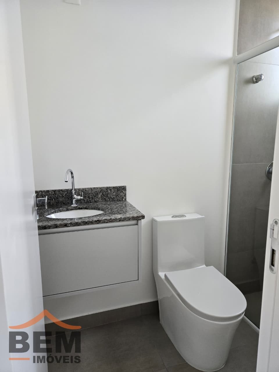 Apartamento para Locação com 2 quartos sendo 2 suítes, 1 vaga no bairro Centro em Camboriú/SC: 11- BANHEIRO SUÍTE 01