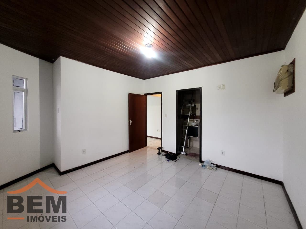 Casa para Locação com 4 quartos sendo 1 suíte, 2 vagas no bairro São Vicente em Itajaí/SC