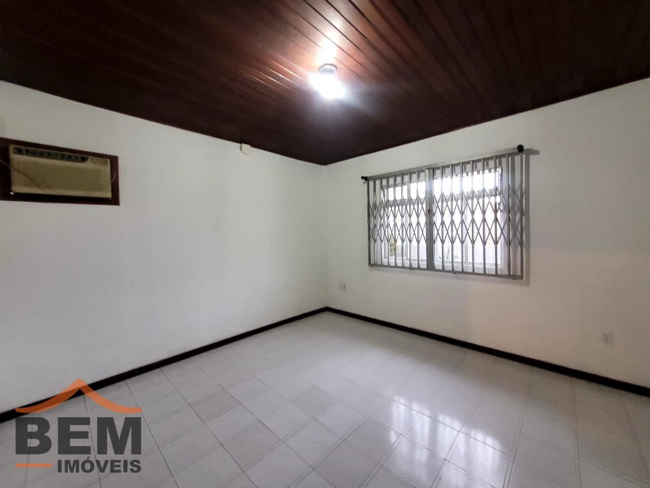 Casa para Locação com 4 quartos sendo 1 suíte, 2 vagas no bairro São Vicente em Itajaí/SC