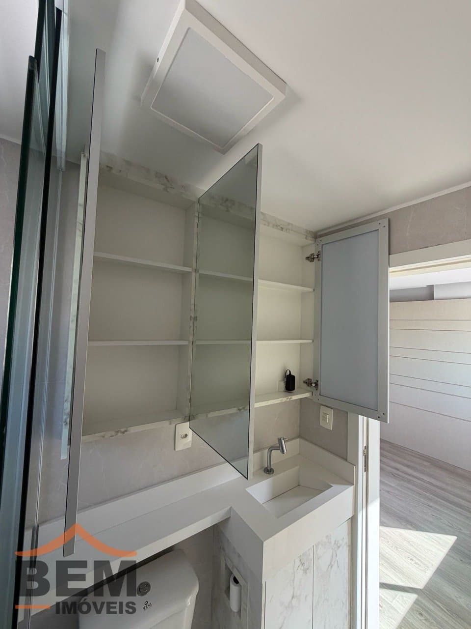 Apartamento à Venda com 3 quartos sendo 1 suíte, 2 vagas no bairro Tabuleiro em Camboriú/SC