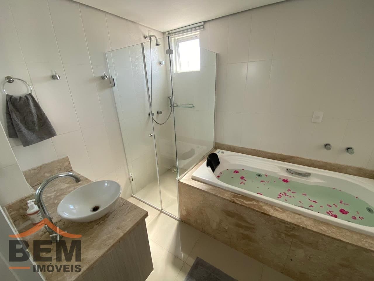 Apartamento para Locação com 2 quartos sendo 2 suítes, 2 vagas no bairro Pioneiros em Balneário Camboriú/SC: 09- BANHEIRO SUÍTE 01