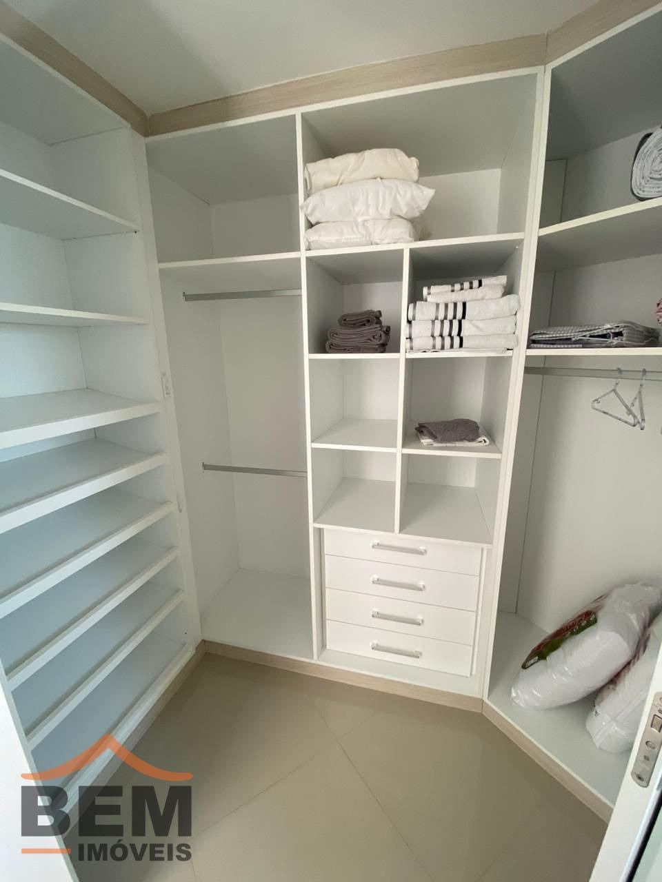 Apartamento para Locação com 2 quartos sendo 2 suítes, 2 vagas no bairro Pioneiros em Balneário Camboriú/SC: 08- CLOSET 