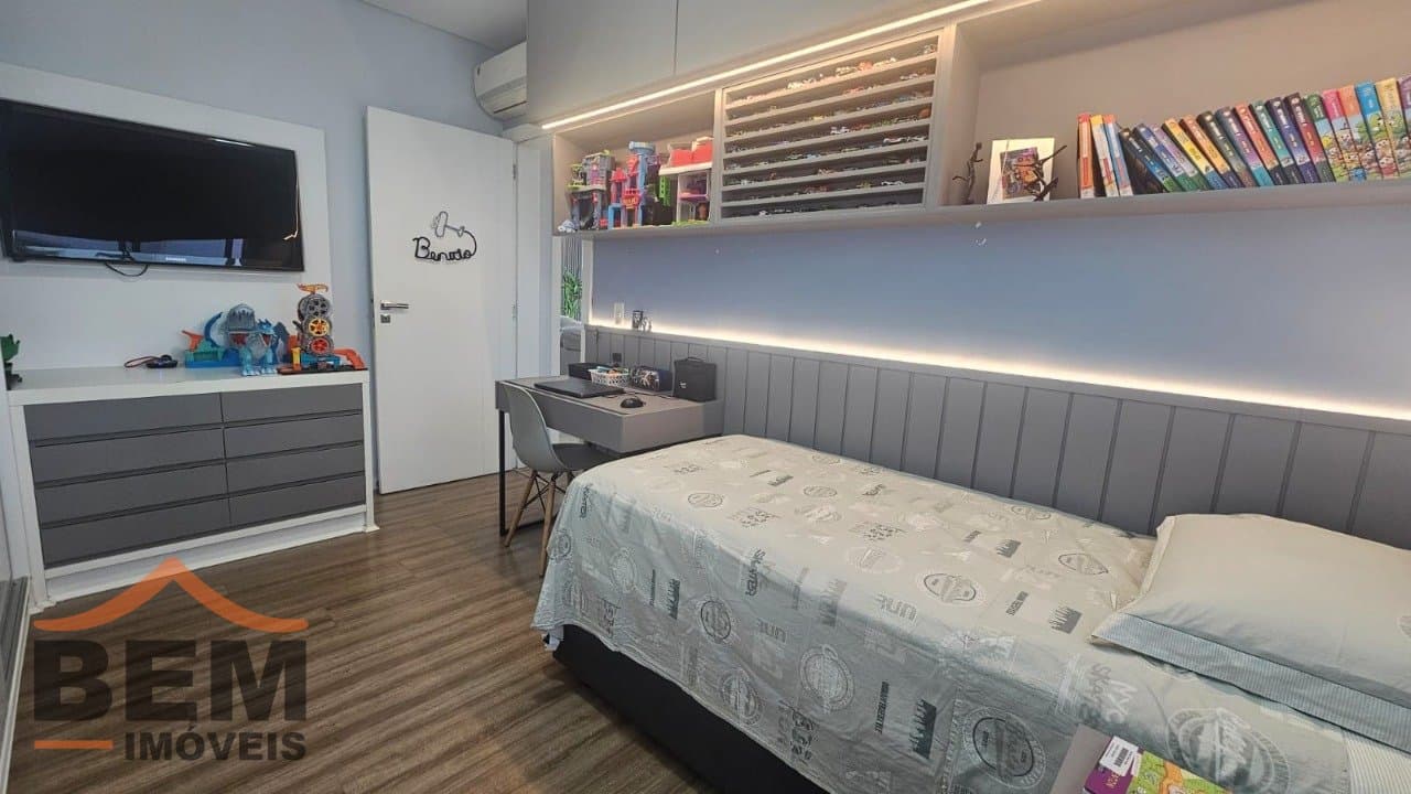 Apartamento à Venda com 3 quartos sendo 1 suíte, 2 vagas no bairro Centro em Itajaí/SC