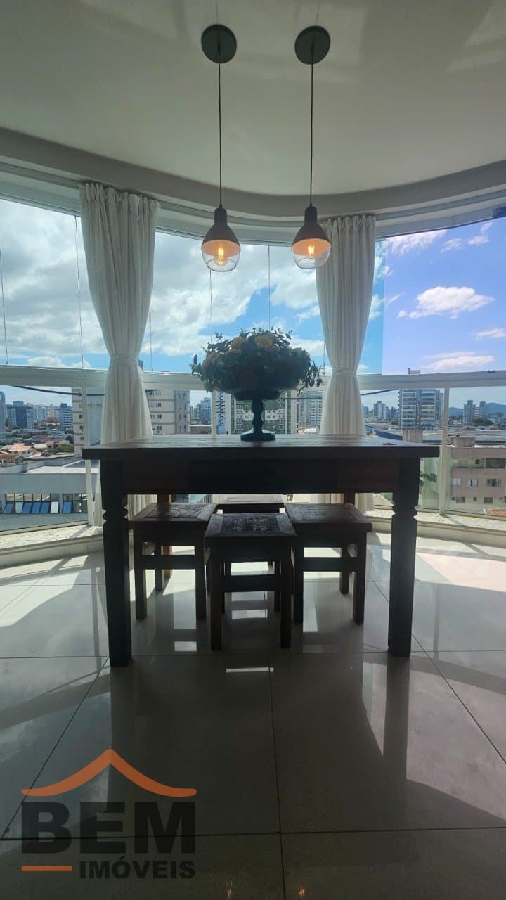 Apartamento à Venda com 3 quartos sendo 1 suíte, 2 vagas no bairro Centro em Itajaí/SC