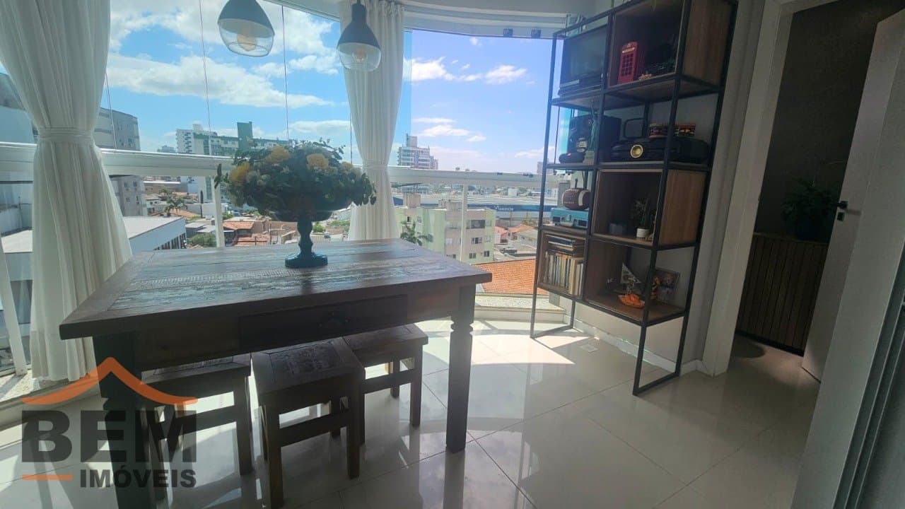 Apartamento à Venda com 3 quartos sendo 1 suíte, 2 vagas no bairro Centro em Itajaí/SC