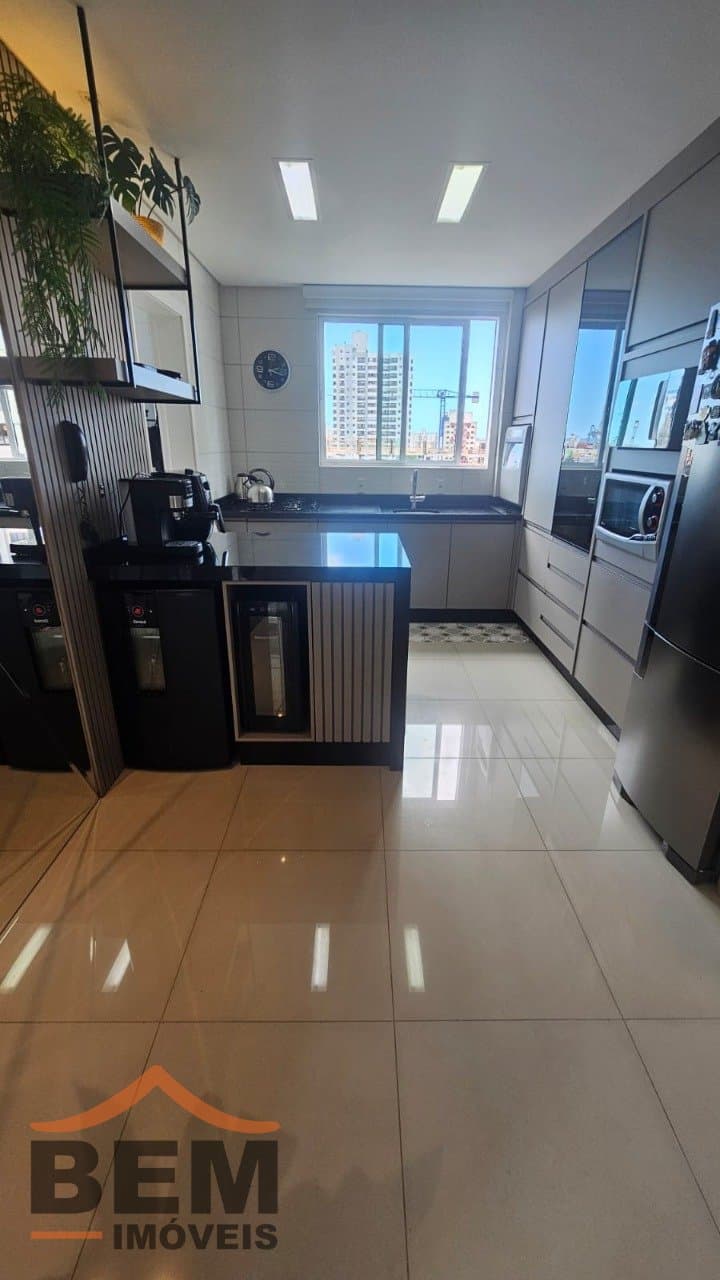 Apartamento à Venda com 3 quartos sendo 1 suíte, 2 vagas no bairro Centro em Itajaí/SC