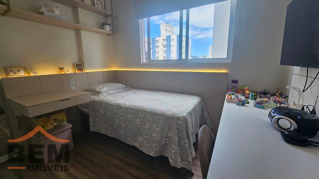 Apartamento à Venda com 3 quartos sendo 1 suíte, 2 vagas no bairro Centro em Itajaí/SC