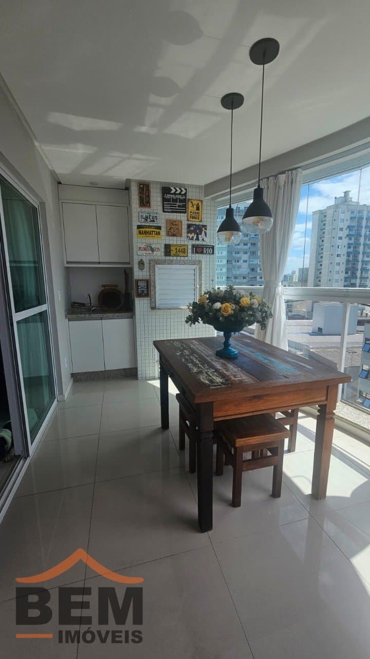 Apartamento à Venda com 3 quartos sendo 1 suíte, 2 vagas no bairro Centro em Itajaí/SC