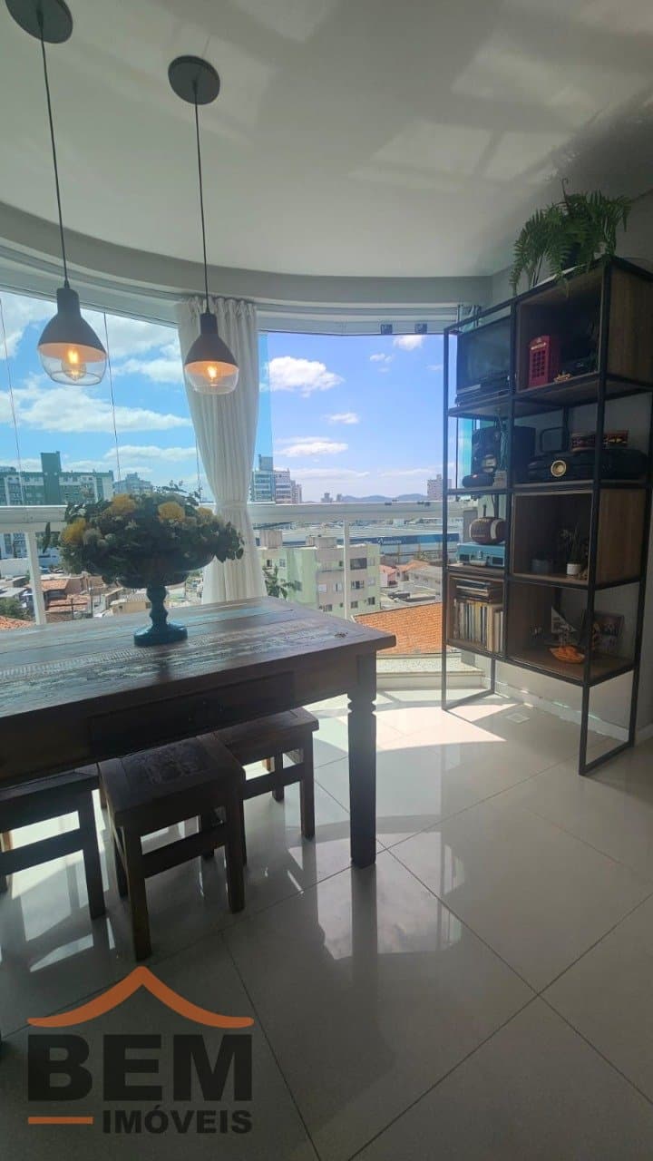 Apartamento à Venda com 3 quartos sendo 1 suíte, 2 vagas no bairro Centro em Itajaí/SC