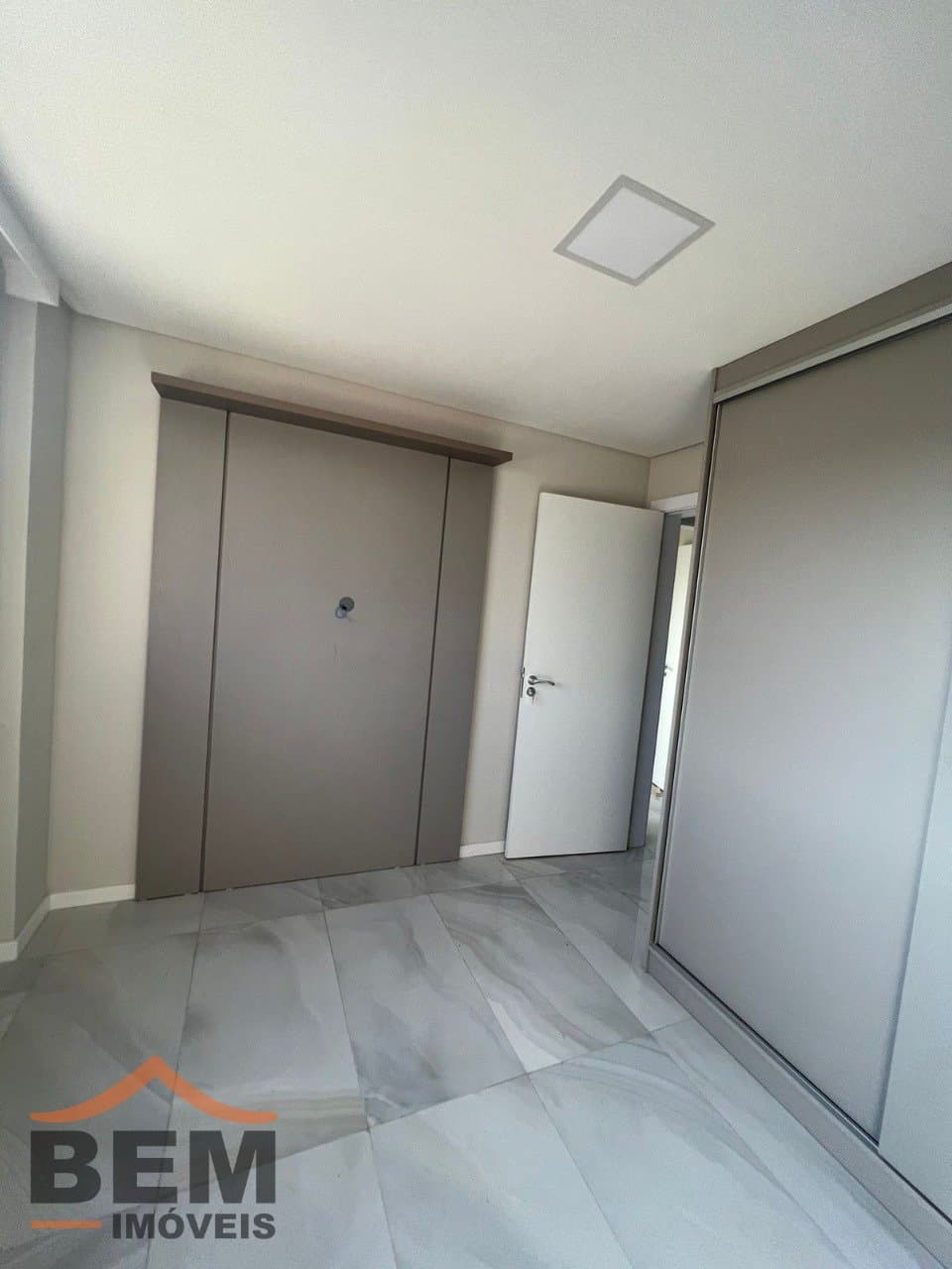 Apartamento à Venda com 2 quartos sendo 1 suíte no bairro Santa Regina em Camboriú/SC