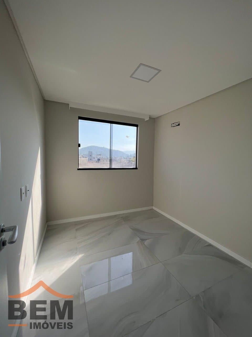 Apartamento à Venda com 2 quartos sendo 1 suíte no bairro Santa Regina em Camboriú/SC