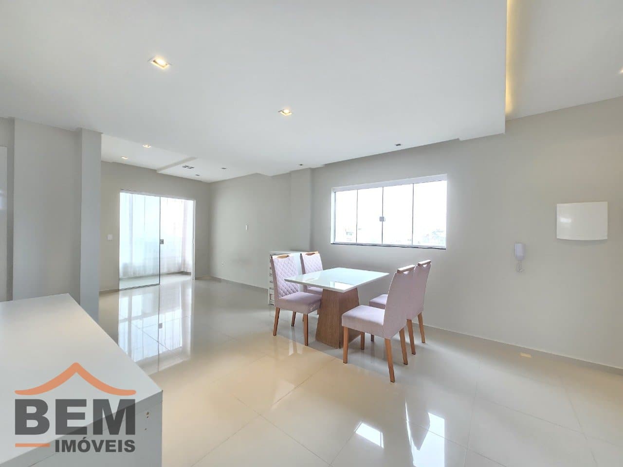 Apartamento para Locação com 2 quartos sendo 1 suíte, 1 vaga no bairro Areias em Camboriú/SC