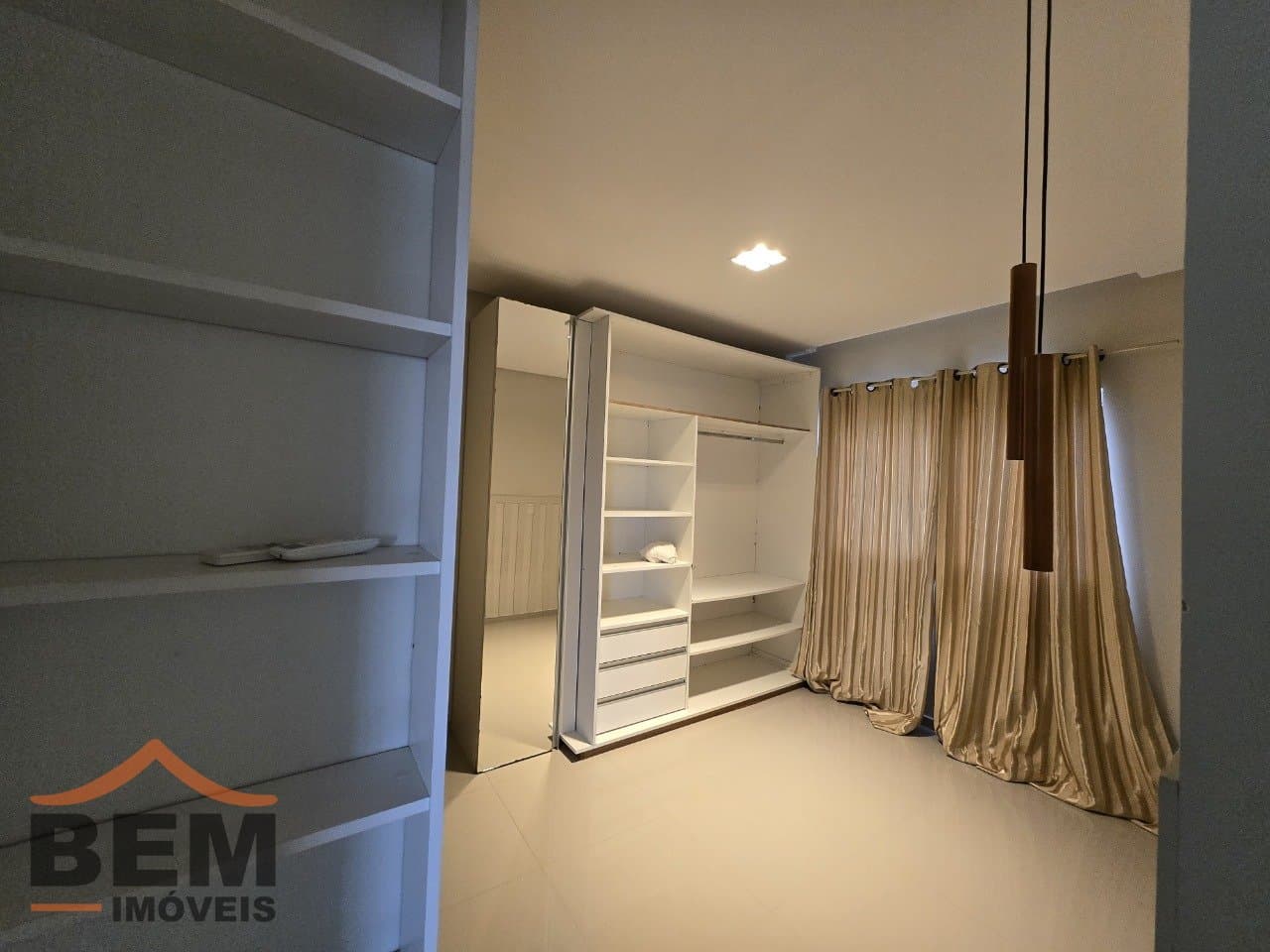 Apartamento para Locação com 2 quartos sendo 1 suíte, 1 vaga no bairro Areias em Camboriú/SC