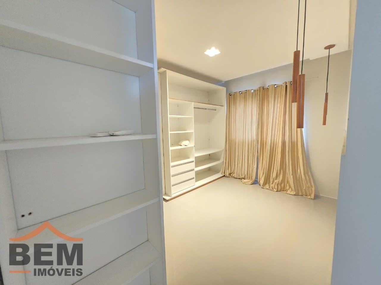 Apartamento para Locação com 2 quartos sendo 1 suíte, 1 vaga no bairro Areias em Camboriú/SC