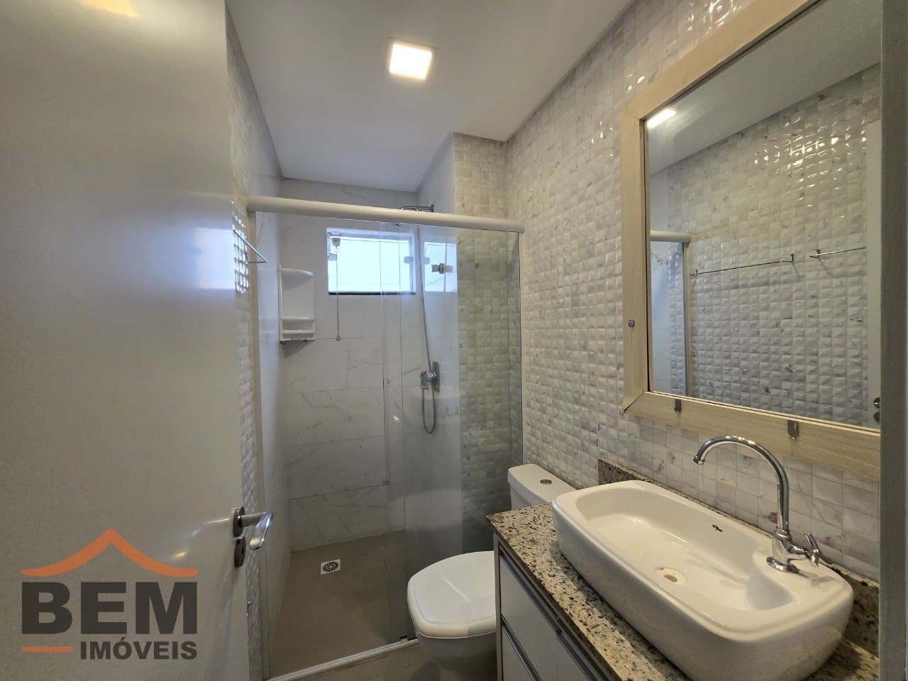 Apartamento para Locação com 2 quartos sendo 1 suíte, 1 vaga no bairro Areias em Camboriú/SC