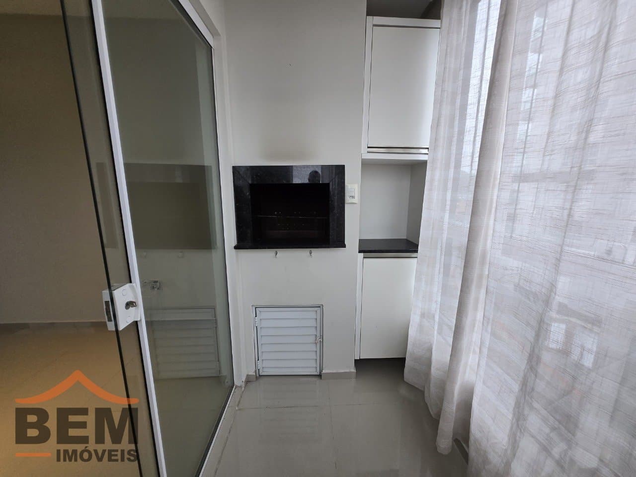 Apartamento para Locação com 2 quartos sendo 1 suíte, 1 vaga no bairro Areias em Camboriú/SC