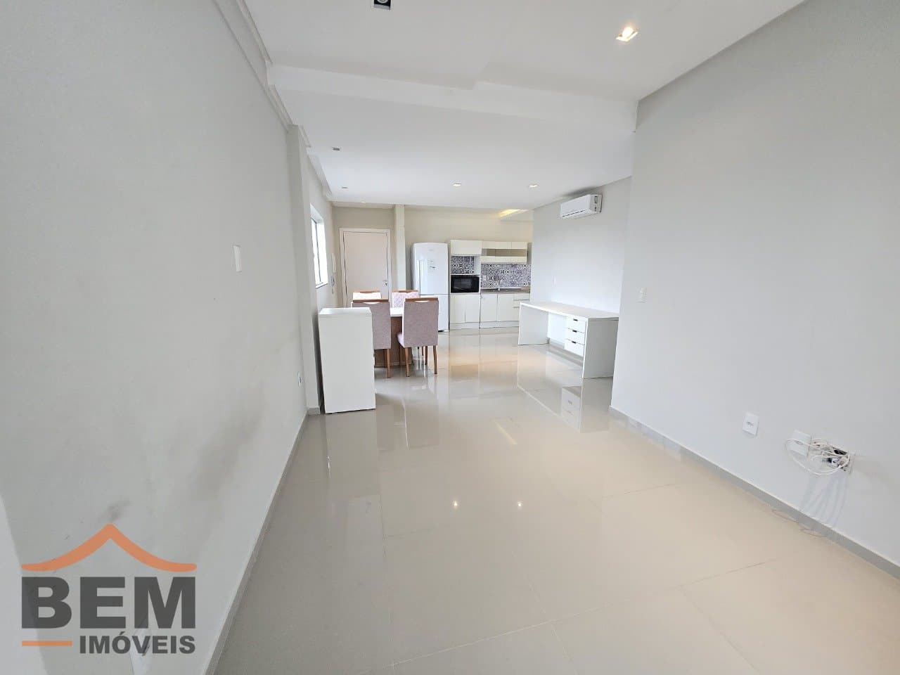 Apartamento para Locação com 2 quartos sendo 1 suíte, 1 vaga no bairro Areias em Camboriú/SC