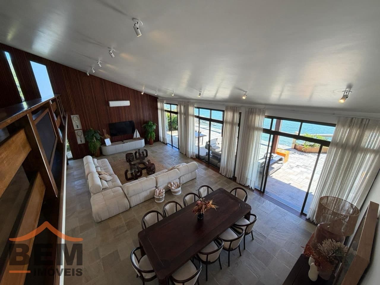 Casa para Locação com 3 quartos sendo 3 suítes, 4 vagas no bairro Cabeçudas em Itajaí/SC