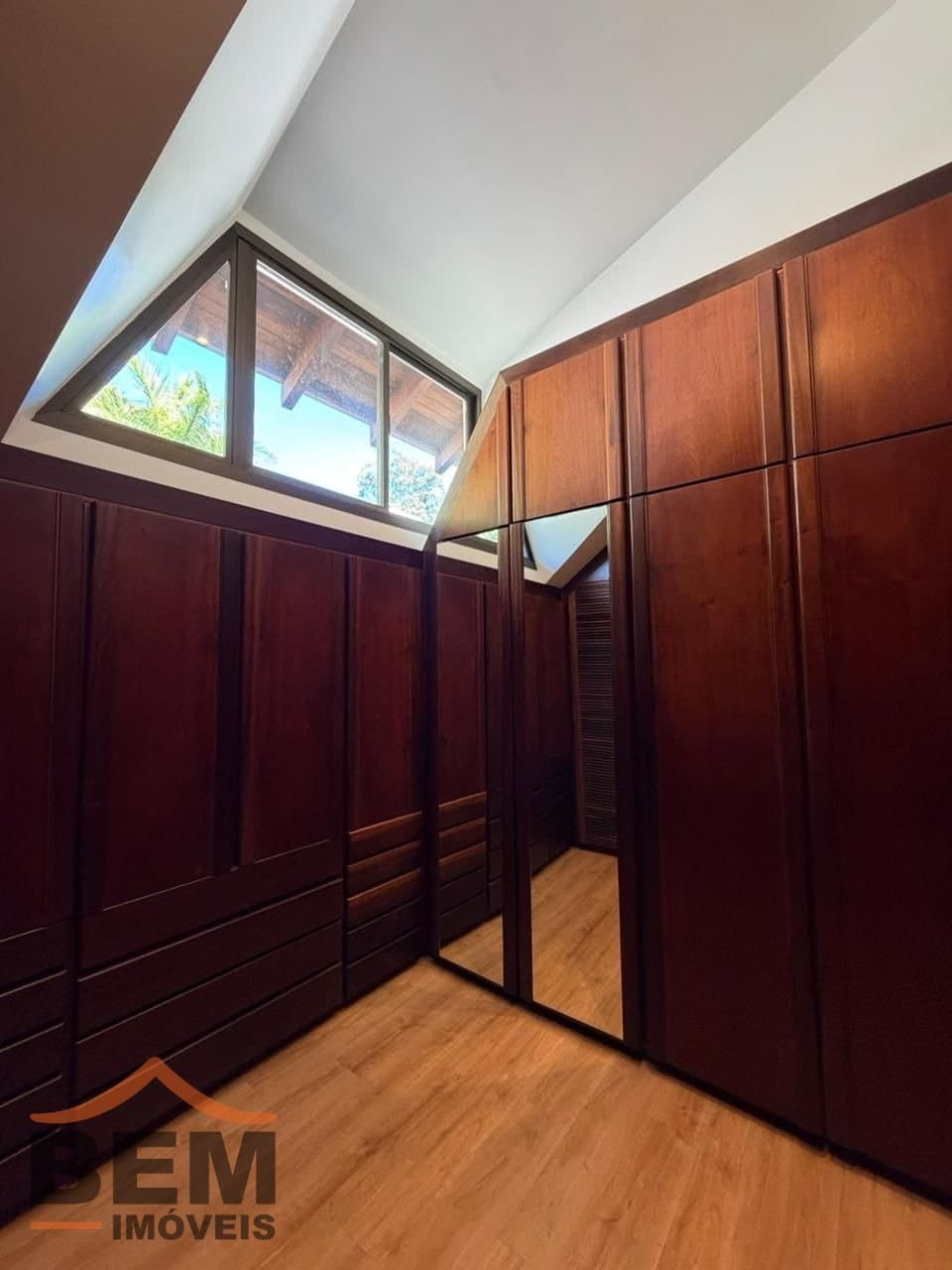 Casa para Locação com 3 quartos sendo 3 suítes, 4 vagas no bairro Cabeçudas em Itajaí/SC