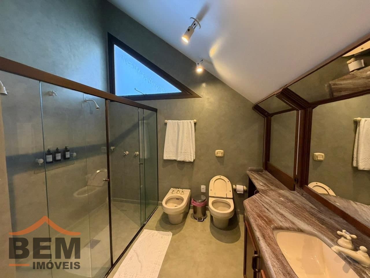 Casa para Locação com 3 quartos sendo 3 suítes, 4 vagas no bairro Cabeçudas em Itajaí/SC