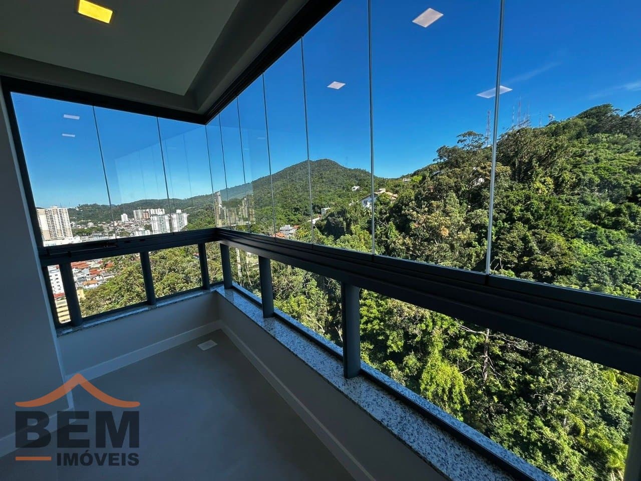 Apartamento à Venda com 2 quartos sendo 1 suíte, 1 vaga no bairro Centro em Itajaí/SC