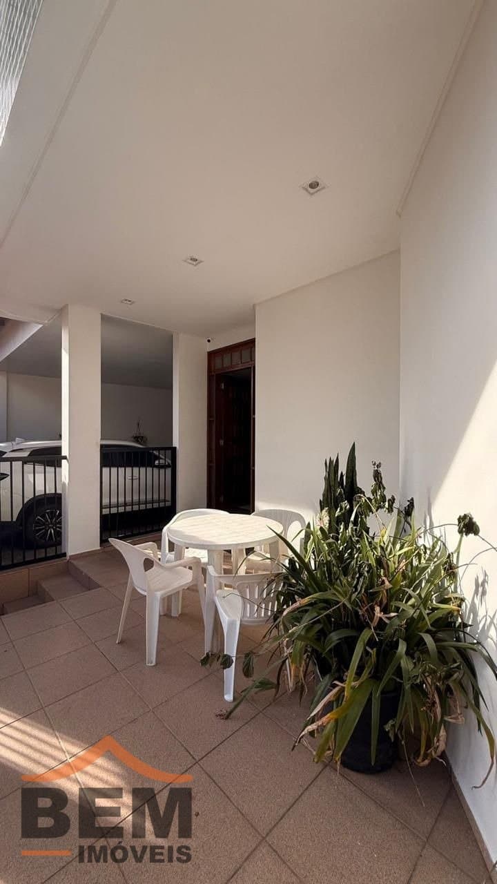 Casa para Locação com 4 quartos sendo 2 suítes, 3 vagas no bairro Pioneiros em Balneário Camboriú/SC
