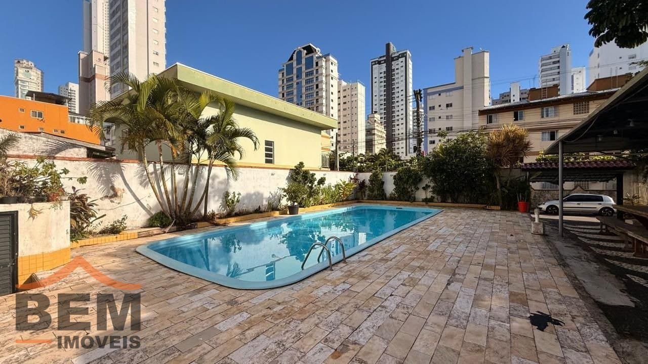 Casa para Locação com 4 quartos sendo 2 suítes, 3 vagas no bairro Pioneiros em Balneário Camboriú/SC