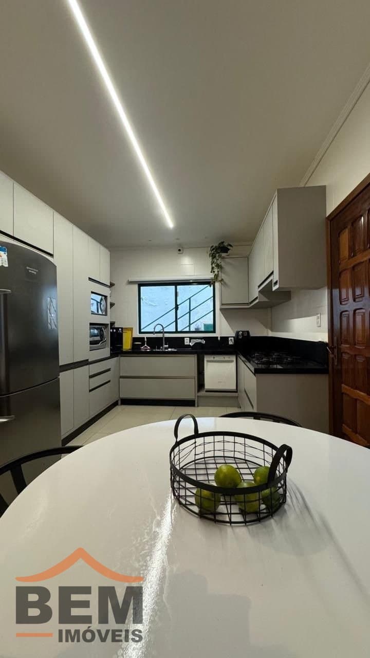 Casa para Locação com 4 quartos sendo 2 suítes, 3 vagas no bairro Pioneiros em Balneário Camboriú/SC