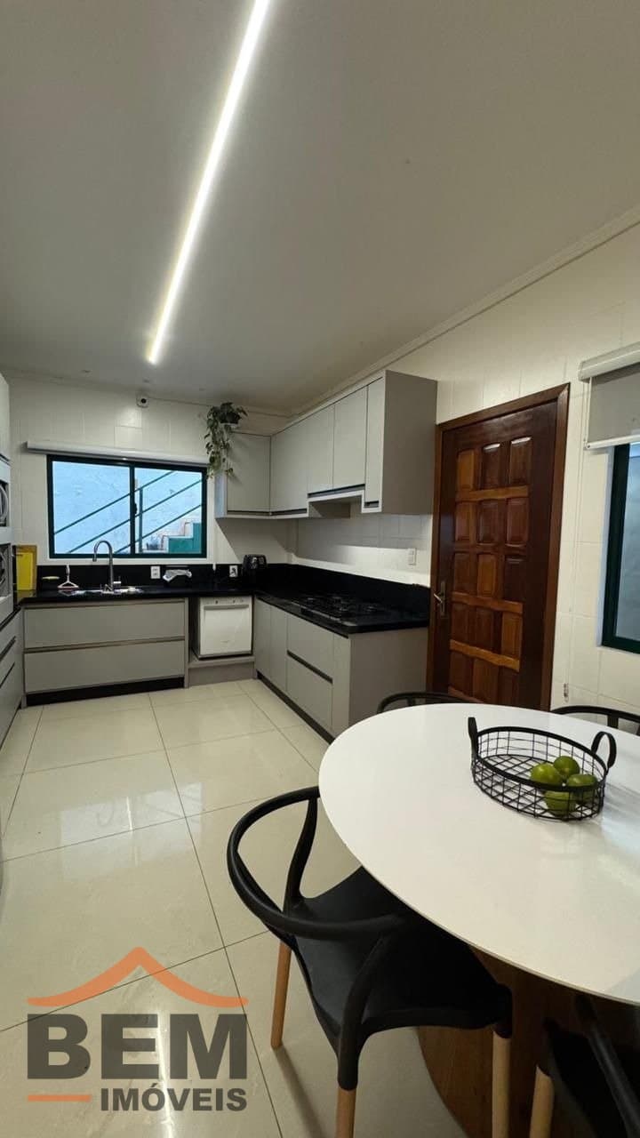 Casa para Locação com 4 quartos sendo 2 suítes, 3 vagas no bairro Pioneiros em Balneário Camboriú/SC