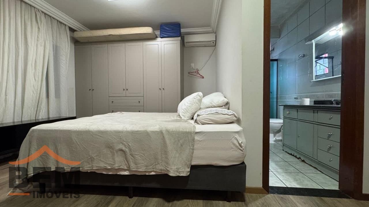 Casa para Locação com 4 quartos sendo 2 suítes, 3 vagas no bairro Pioneiros em Balneário Camboriú/SC