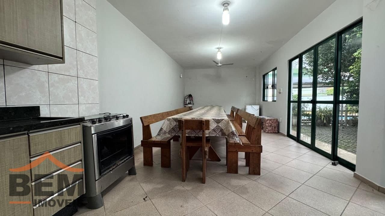Casa para Locação com 4 quartos sendo 2 suítes, 3 vagas no bairro Pioneiros em Balneário Camboriú/SC