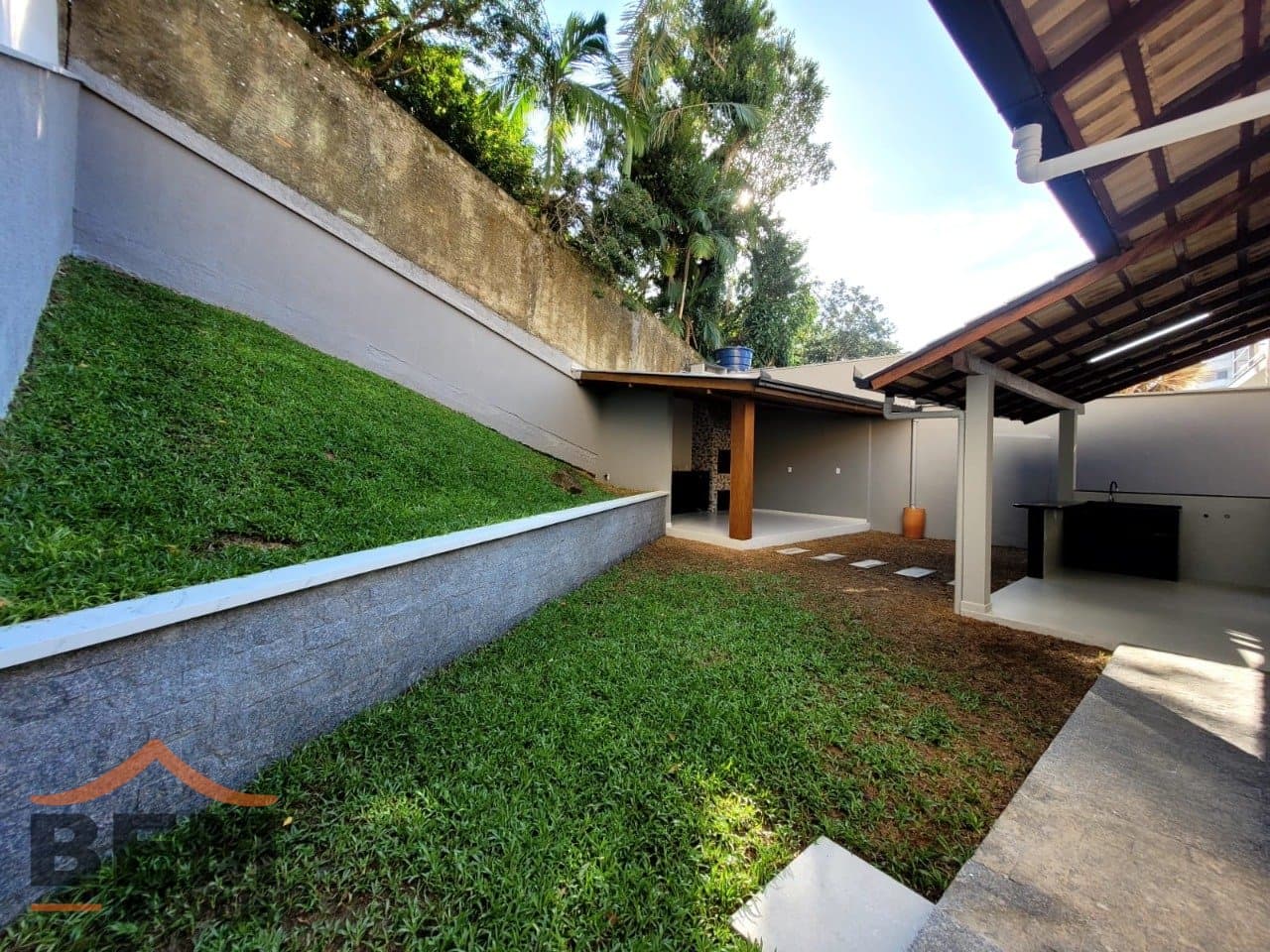 Casa para Locação com 4 quartos sendo 1 suíte, 2 vagas no bairro Ressacada em Itajaí/SC