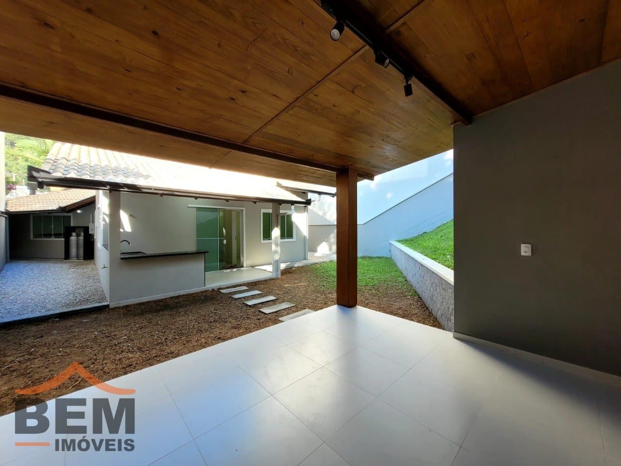 Casa para Locação com 4 quartos sendo 1 suíte, 2 vagas no bairro Ressacada em Itajaí/SC