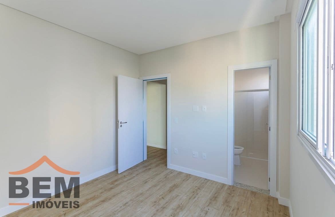 Apartamento à Venda com 4 quartos sendo 4 suítes, 3 vagas no bairro Centro em Itajaí/SC