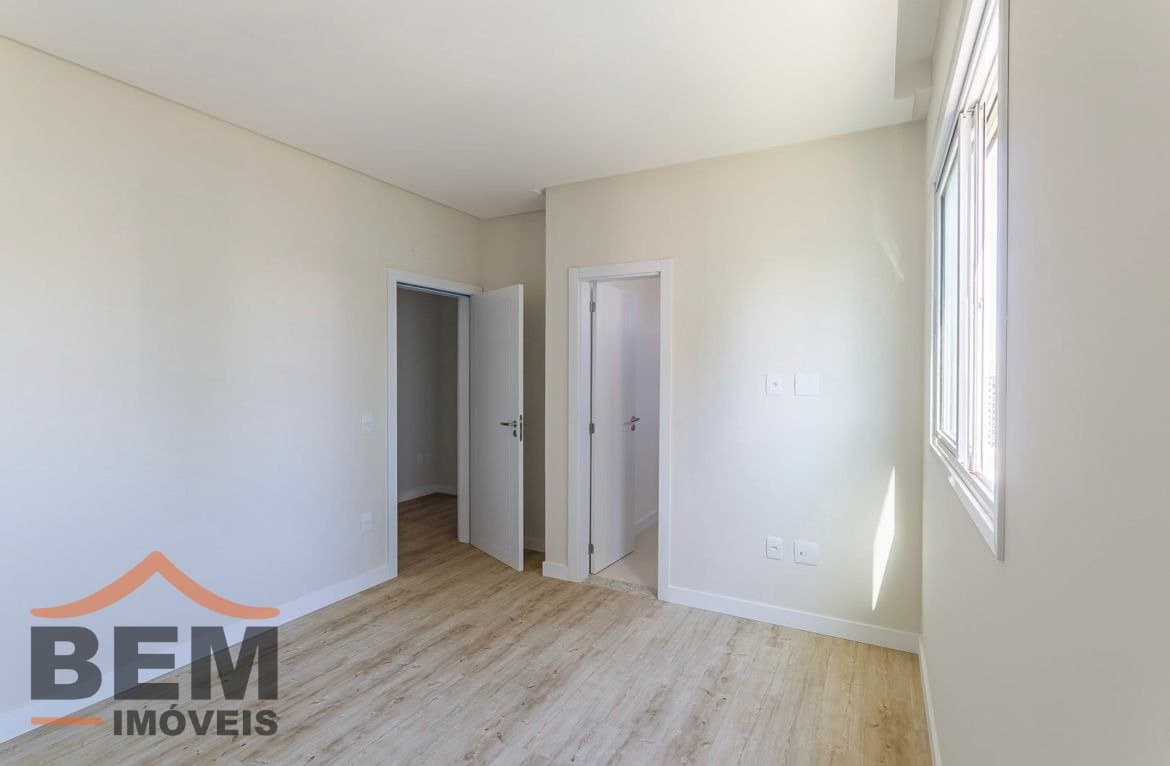 Apartamento à Venda com 4 quartos sendo 4 suítes, 3 vagas no bairro Centro em Itajaí/SC