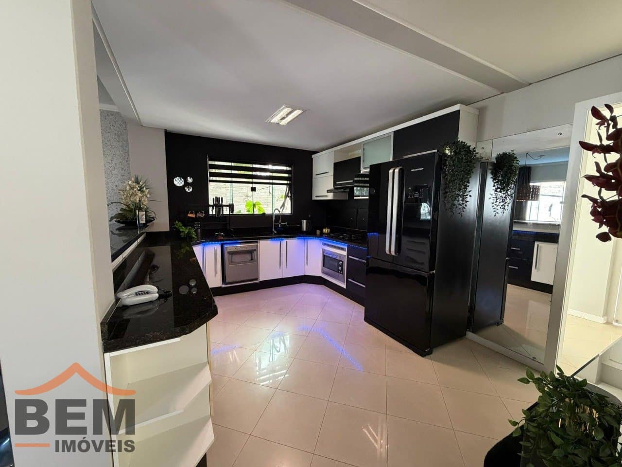 Casa para Locação com 2 quartos sendo 2 suítes, 3 vagas no bairro Ariribá em Balneário Camboriú/SC