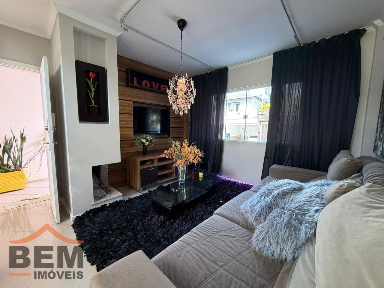 Casa para Locação com 2 quartos sendo 2 suítes, 3 vagas no bairro Ariribá em Balneário Camboriú/SC