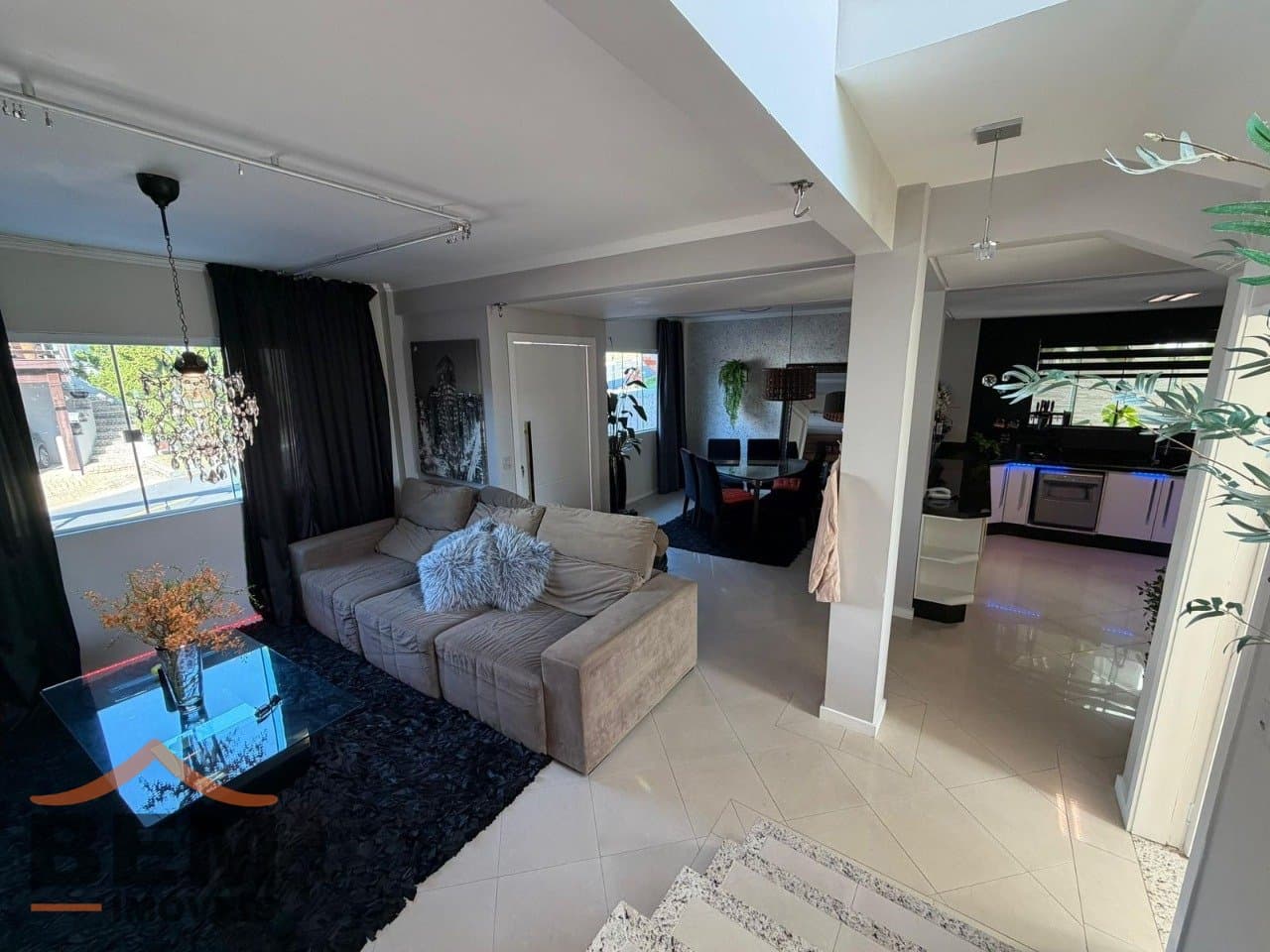 Casa para Locação com 2 quartos sendo 2 suítes, 3 vagas no bairro Ariribá em Balneário Camboriú/SC