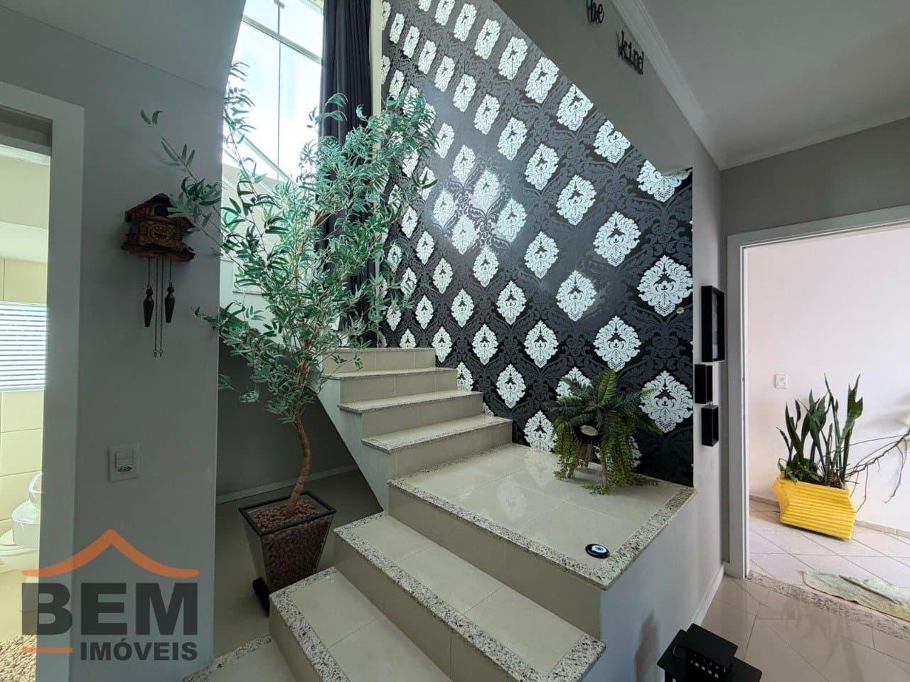 Casa para Locação com 2 quartos sendo 2 suítes, 3 vagas no bairro Ariribá em Balneário Camboriú/SC