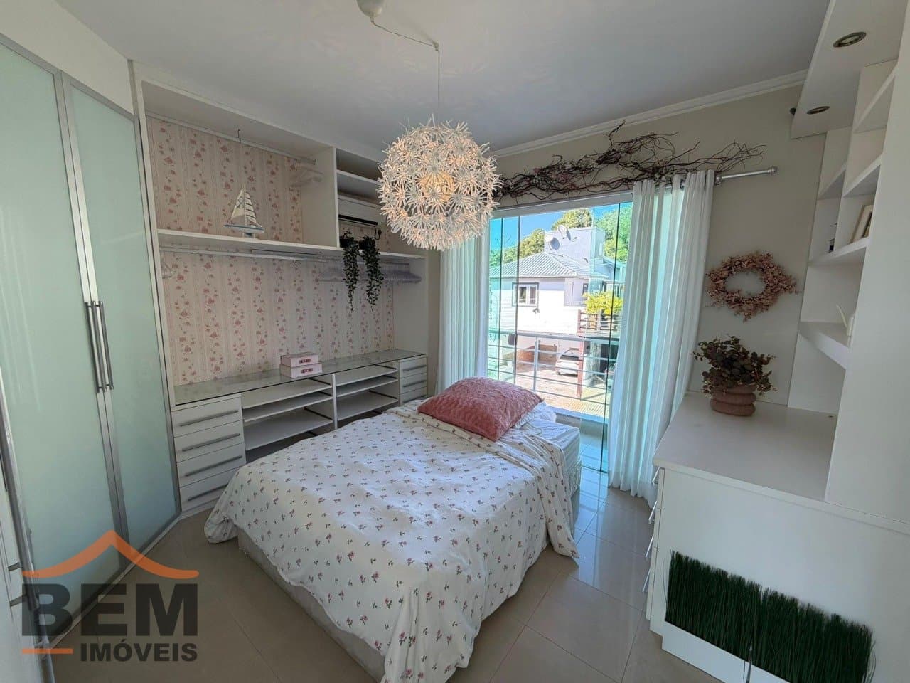 Casa para Locação com 2 quartos sendo 2 suítes, 3 vagas no bairro Ariribá em Balneário Camboriú/SC