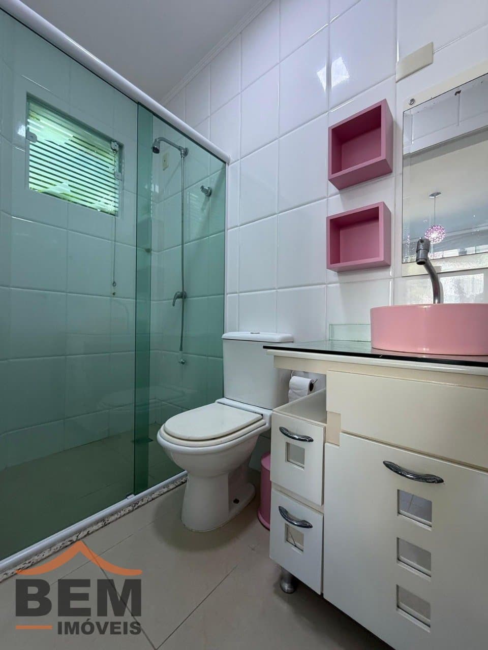 Casa para Locação com 2 quartos sendo 2 suítes, 3 vagas no bairro Ariribá em Balneário Camboriú/SC
