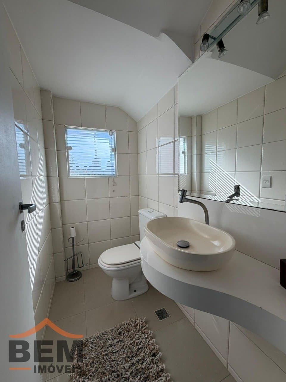 Casa para Locação com 2 quartos sendo 2 suítes, 3 vagas no bairro Ariribá em Balneário Camboriú/SC