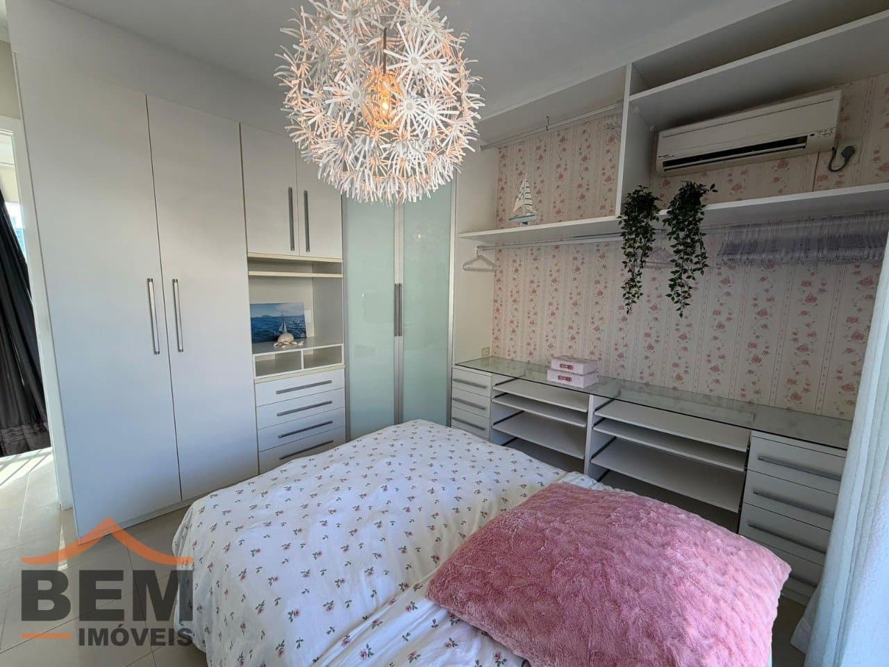 Casa para Locação com 2 quartos sendo 2 suítes, 3 vagas no bairro Ariribá em Balneário Camboriú/SC