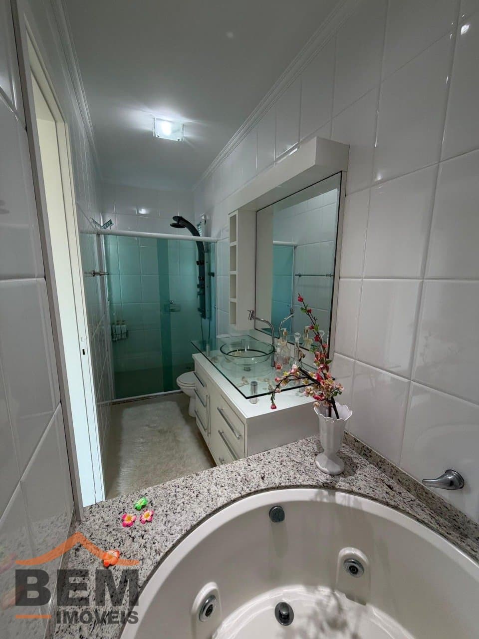 Casa para Locação com 2 quartos sendo 2 suítes, 3 vagas no bairro Ariribá em Balneário Camboriú/SC