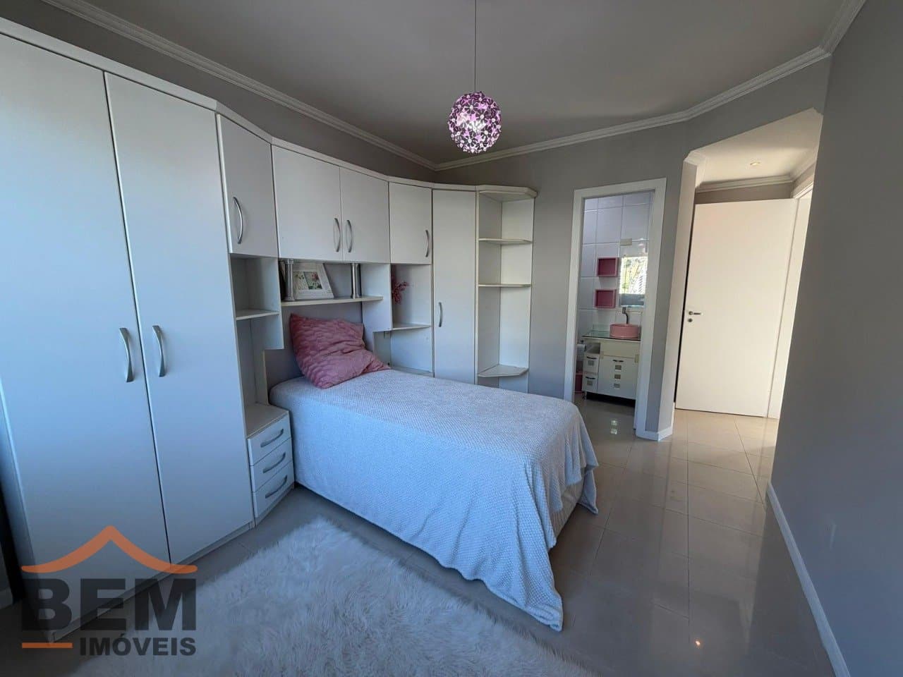 Casa para Locação com 2 quartos sendo 2 suítes, 3 vagas no bairro Ariribá em Balneário Camboriú/SC