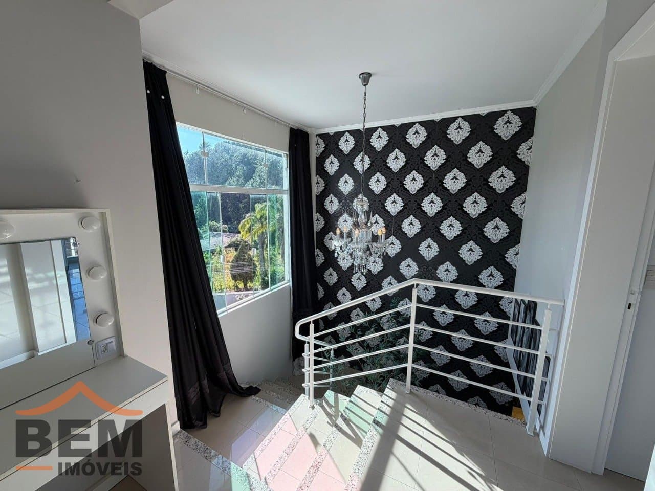Casa para Locação com 2 quartos sendo 2 suítes, 3 vagas no bairro Ariribá em Balneário Camboriú/SC