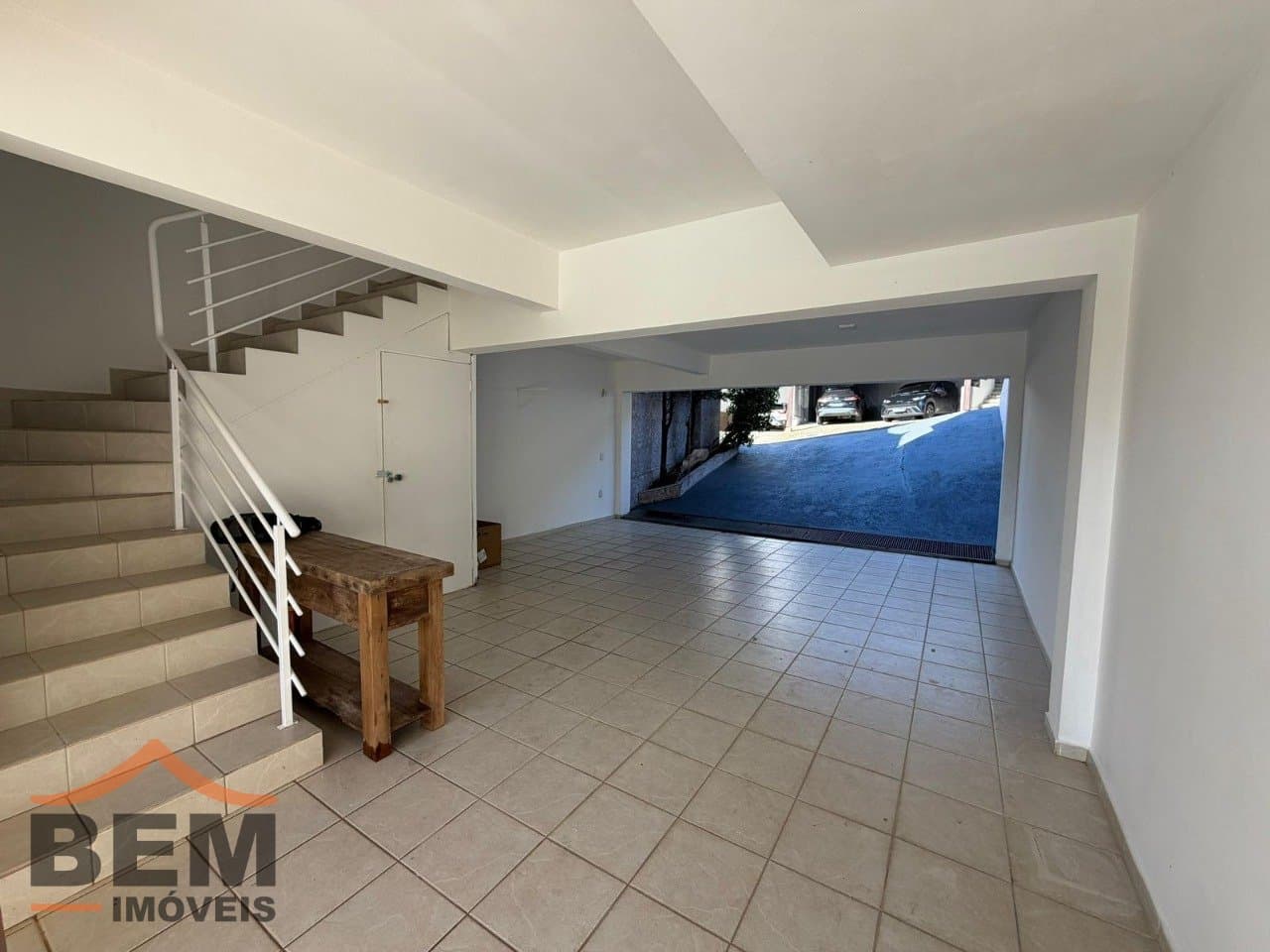 Casa para Locação com 2 quartos sendo 2 suítes, 3 vagas no bairro Ariribá em Balneário Camboriú/SC