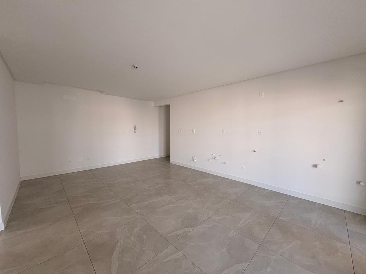 Apartamento para Locação com 2 quartos sendo 1 suíte, 1 vaga no bairro Vila Operária em Itajaí/SC: 06 - SALA-COZINHA