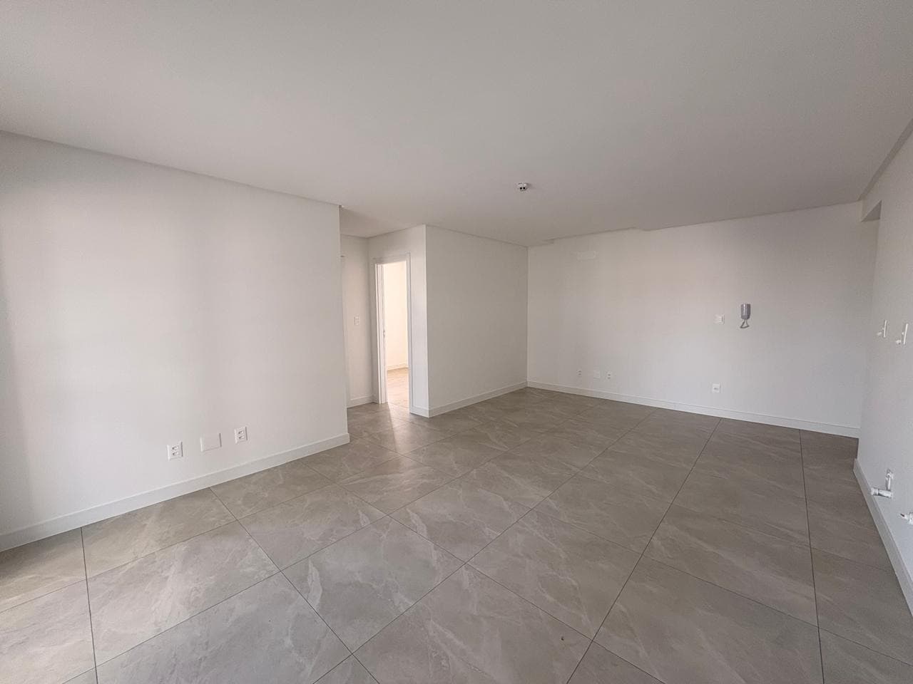 Apartamento para Locação com 2 quartos sendo 1 suíte, 1 vaga no bairro Vila Operária em Itajaí/SC: 07 - SALA-COZINHA
