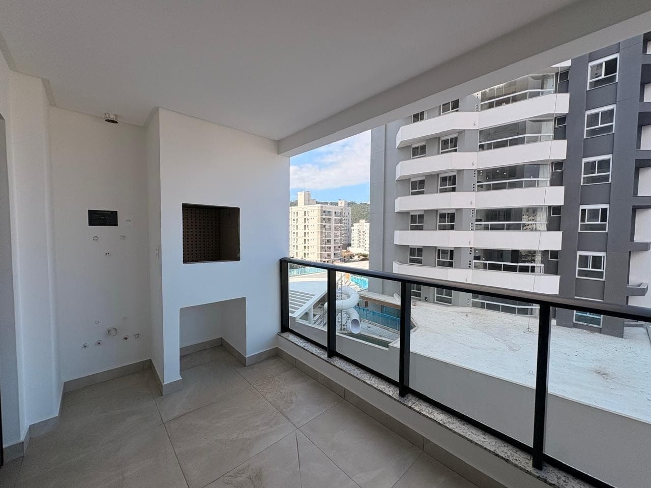 Apartamento para Locação com 2 quartos sendo 1 suíte, 1 vaga no bairro Vila Operária em Itajaí/SC: 08 - SACADA COM CHURRASQUEIRA